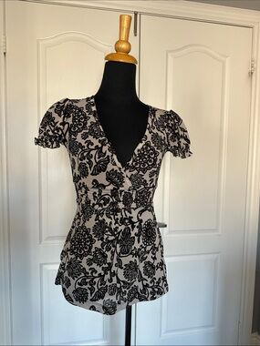 Dynamite Black Floral Wrap-Style V-Neck Blouse rushing sleeves women’s small B12